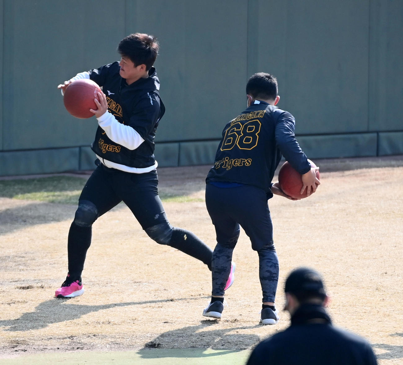 フェンスにボールを当てる前川（左）と中川（撮影・前岡正明）