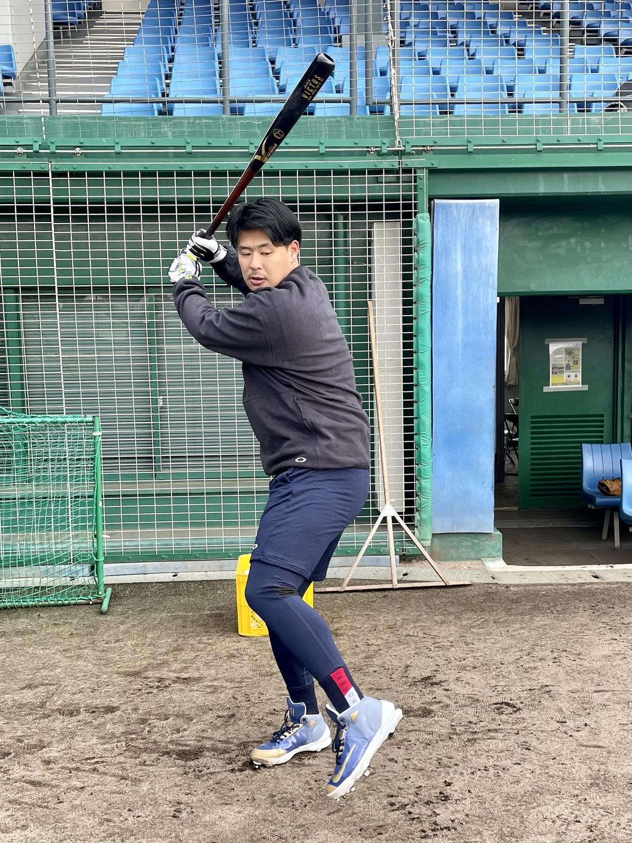 打撃練習をする楽天浅村（球団提供）