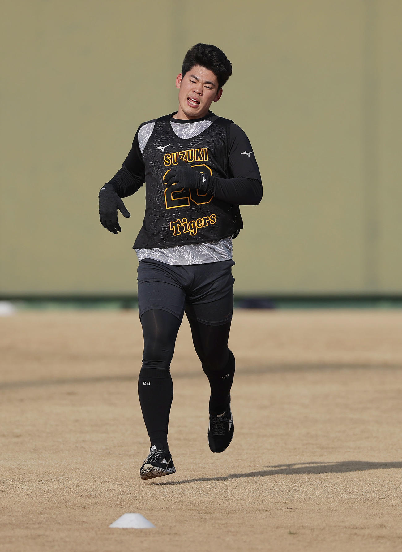 合同自主トレで苦しそうな表情を見せる阪神鈴木（撮影・前田充）