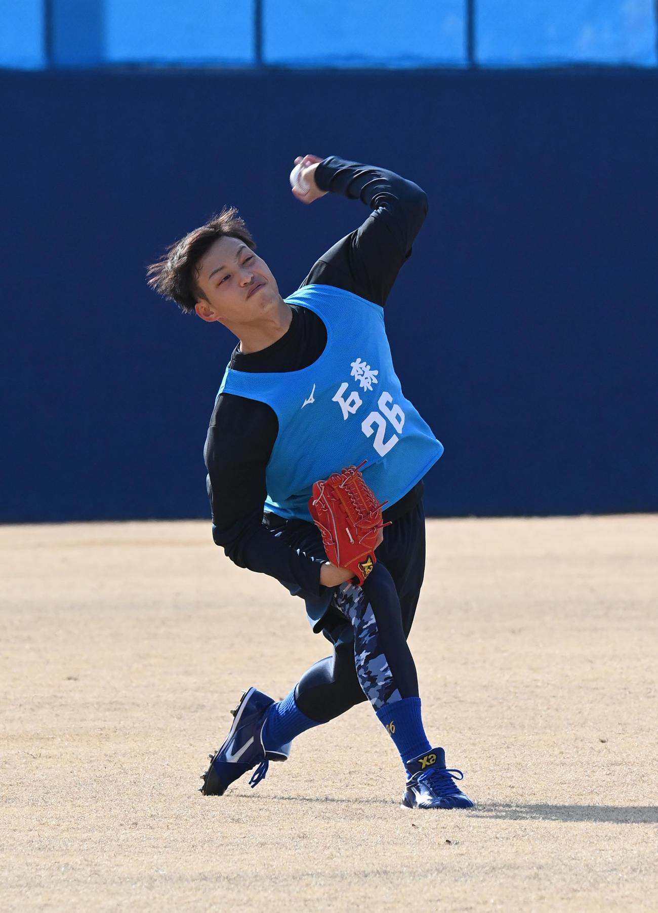 中日新人合同自主トレ初日、キャッチボールをする石森（撮影・森本幸一）