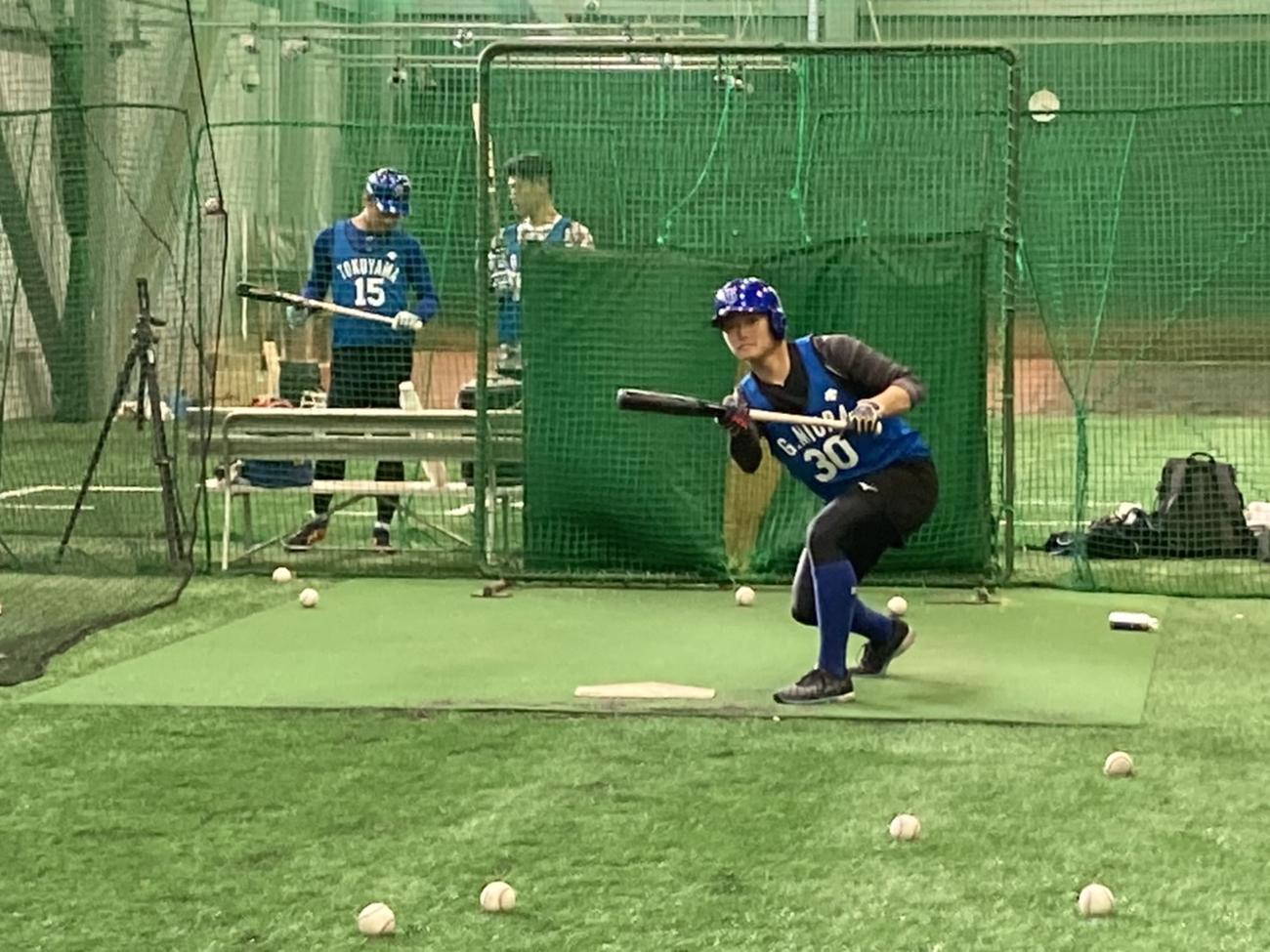 室内練習場でバント練習するDeNA三浦銀（球団提供）