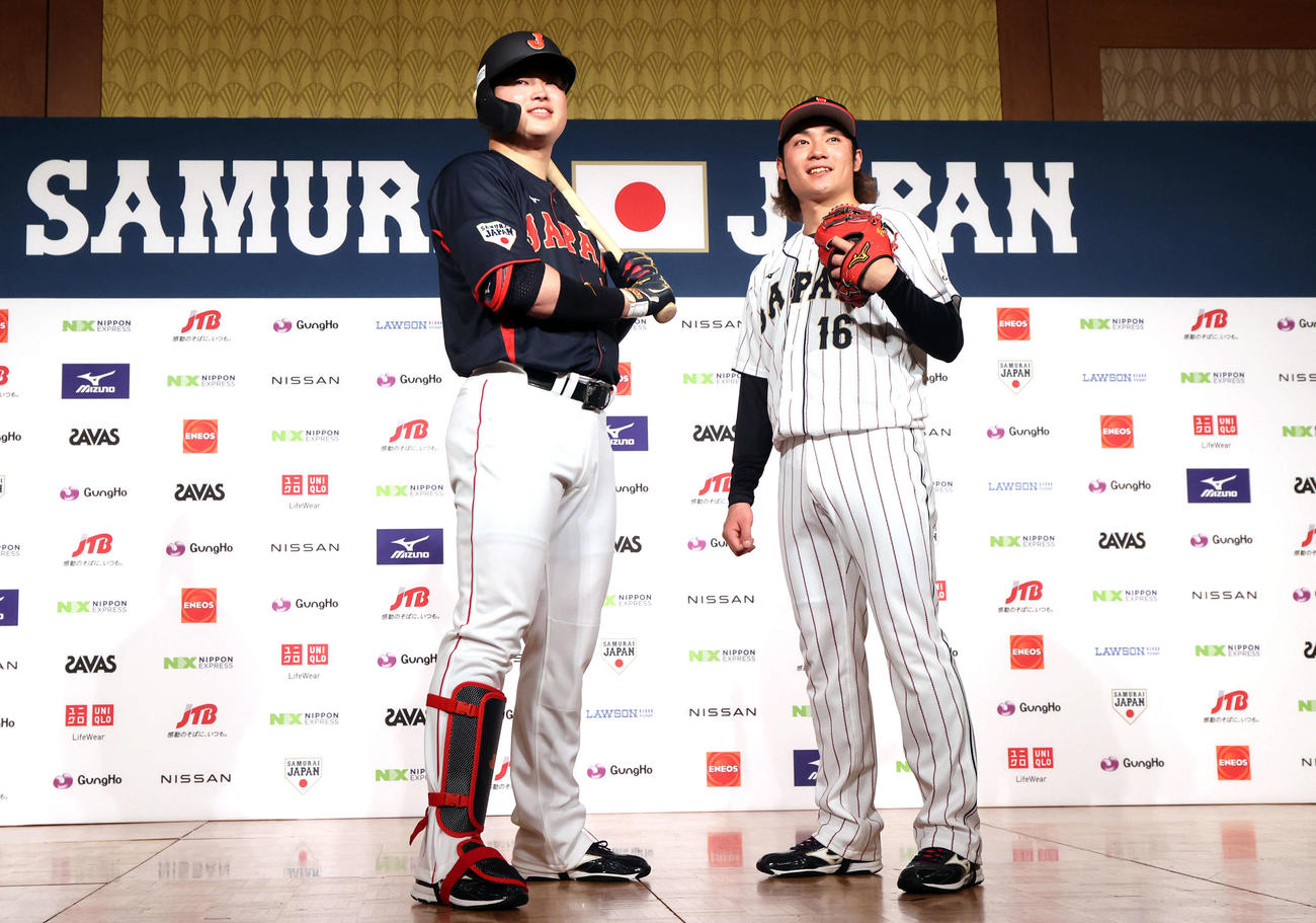 侍ジャパンの新ユニホーム発表で笑顔でポーズをとる村上（左）と伊藤（撮影・浅見桂子）