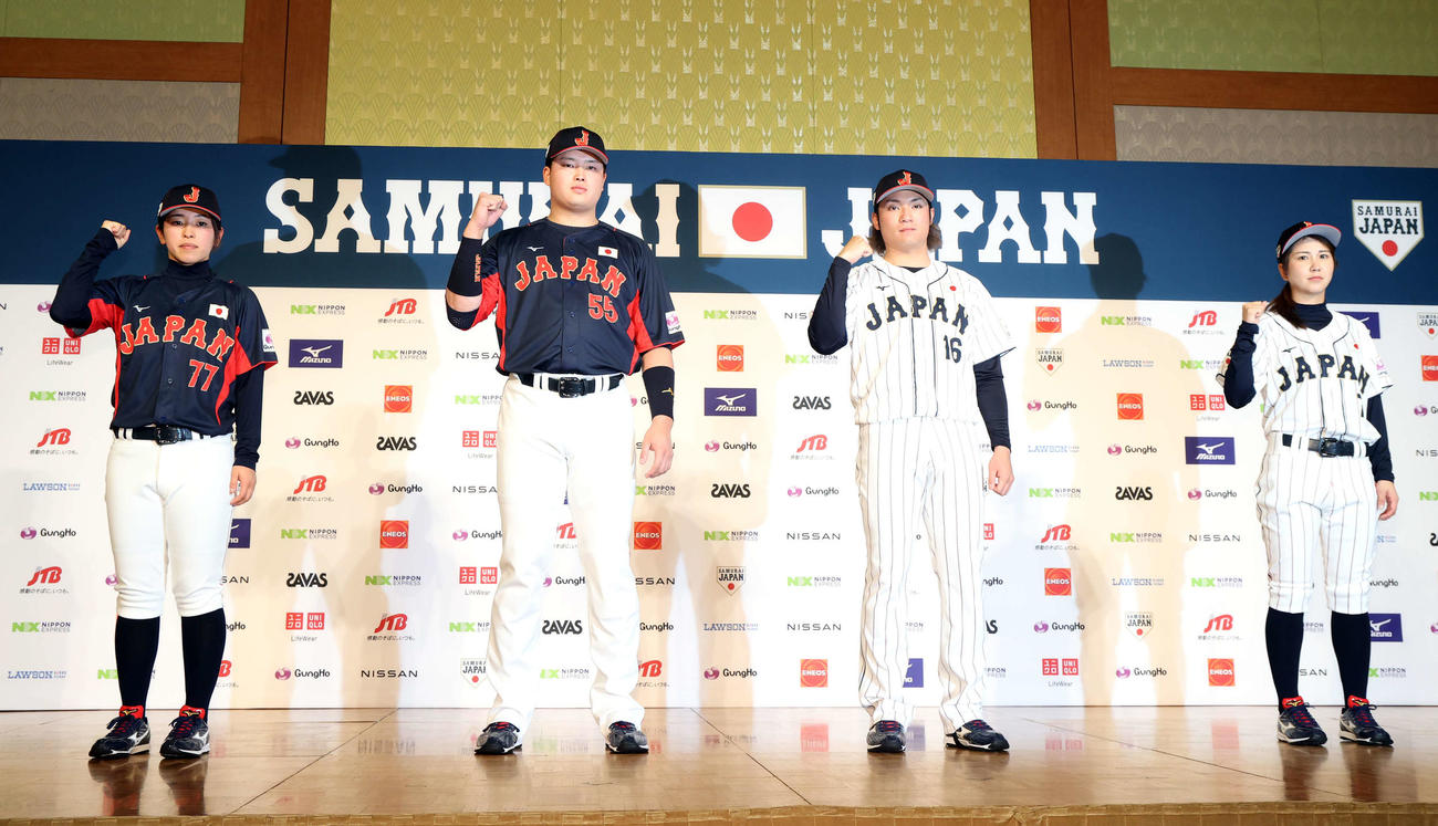 侍ジャパンの新ユニホーム発表でポーズをとる、左から森、村上、伊藤、田中（撮影・浅見桂子）