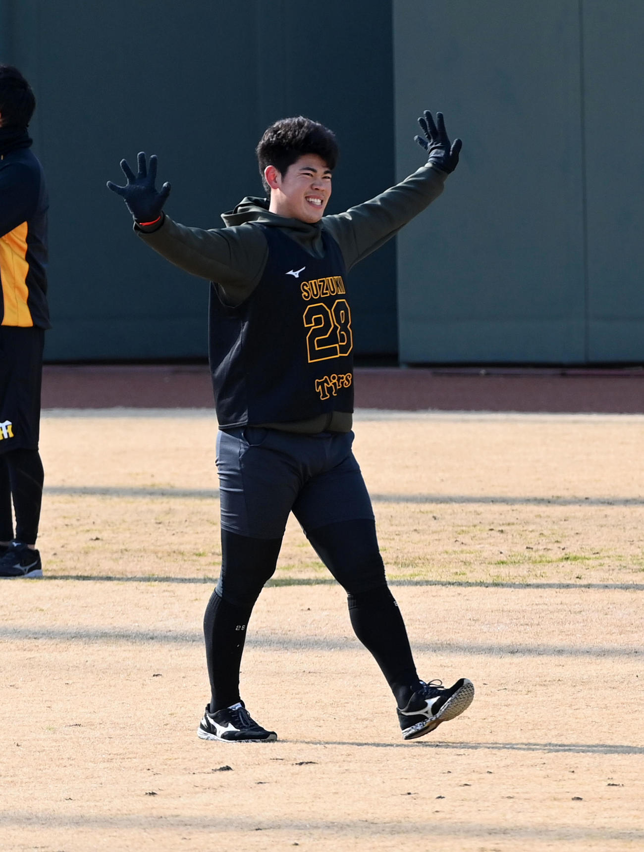 笑顔で練習を行う鈴木（撮影・前岡正明）