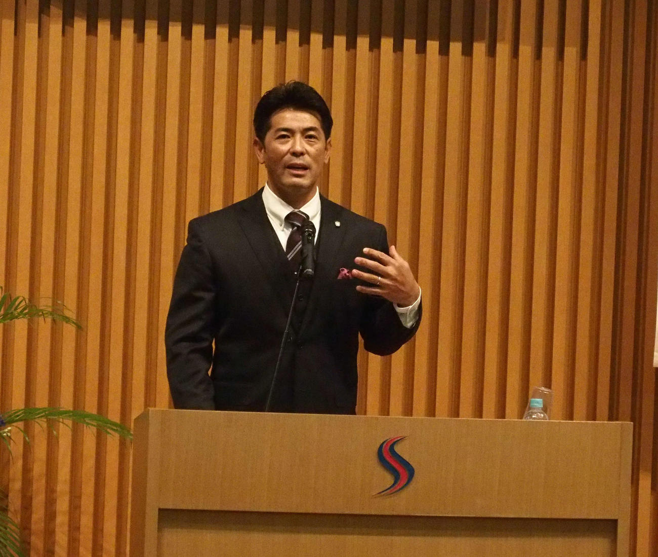 特別講演で日本代表のチーム作りについて熱弁する日本ハム稲葉ゼネラルマネジャー兼スポーツ・コミュニティ・オフィサー（撮影・中島宙恵）