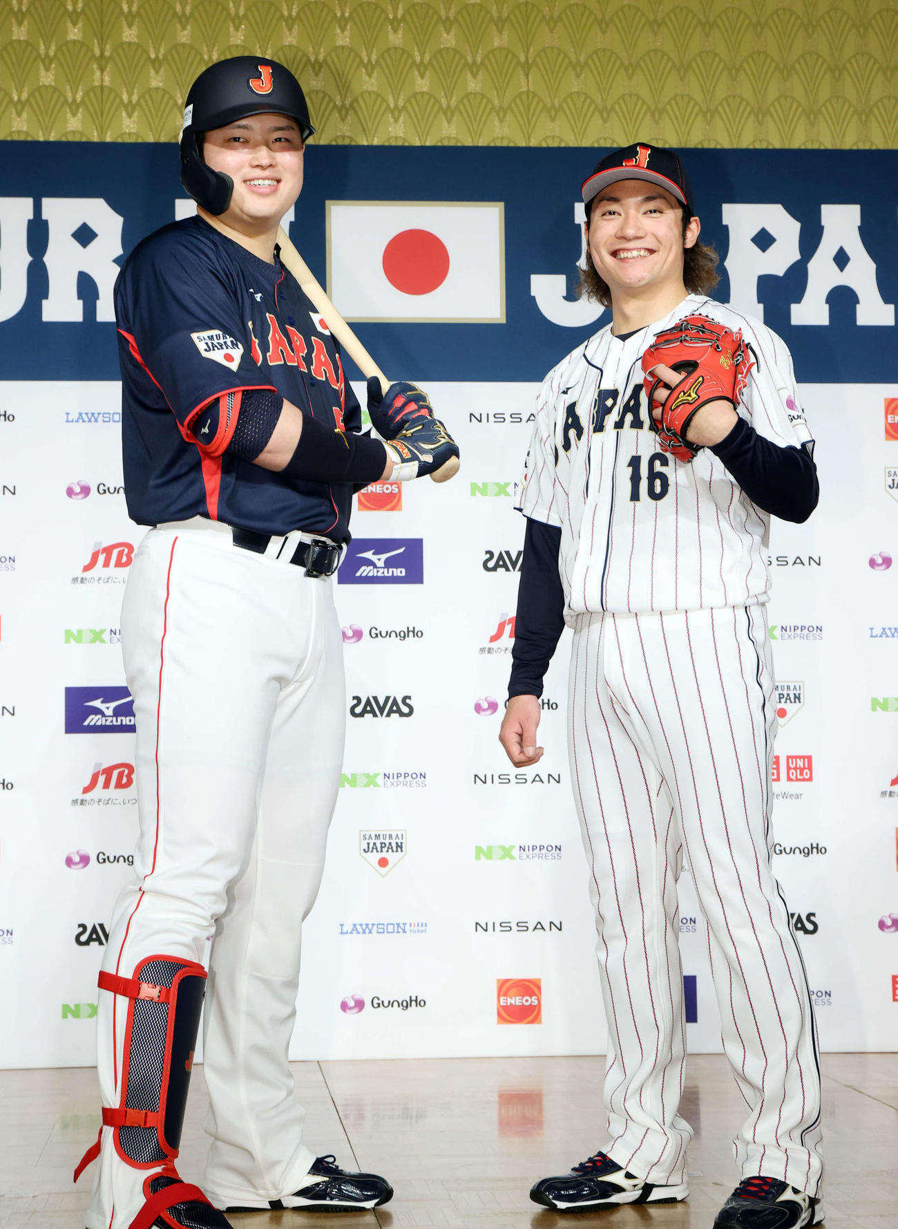 侍ジャパンの新ユニホーム発表で笑顔でポーズをとる村上（左）と伊藤（撮影・浅見桂子）