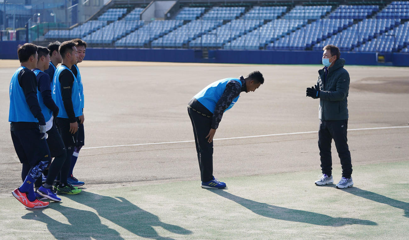 ブライト健太（中央）ら新人選手とあいさつを交わす中日立浪監督（右）（撮影・森本幸一）