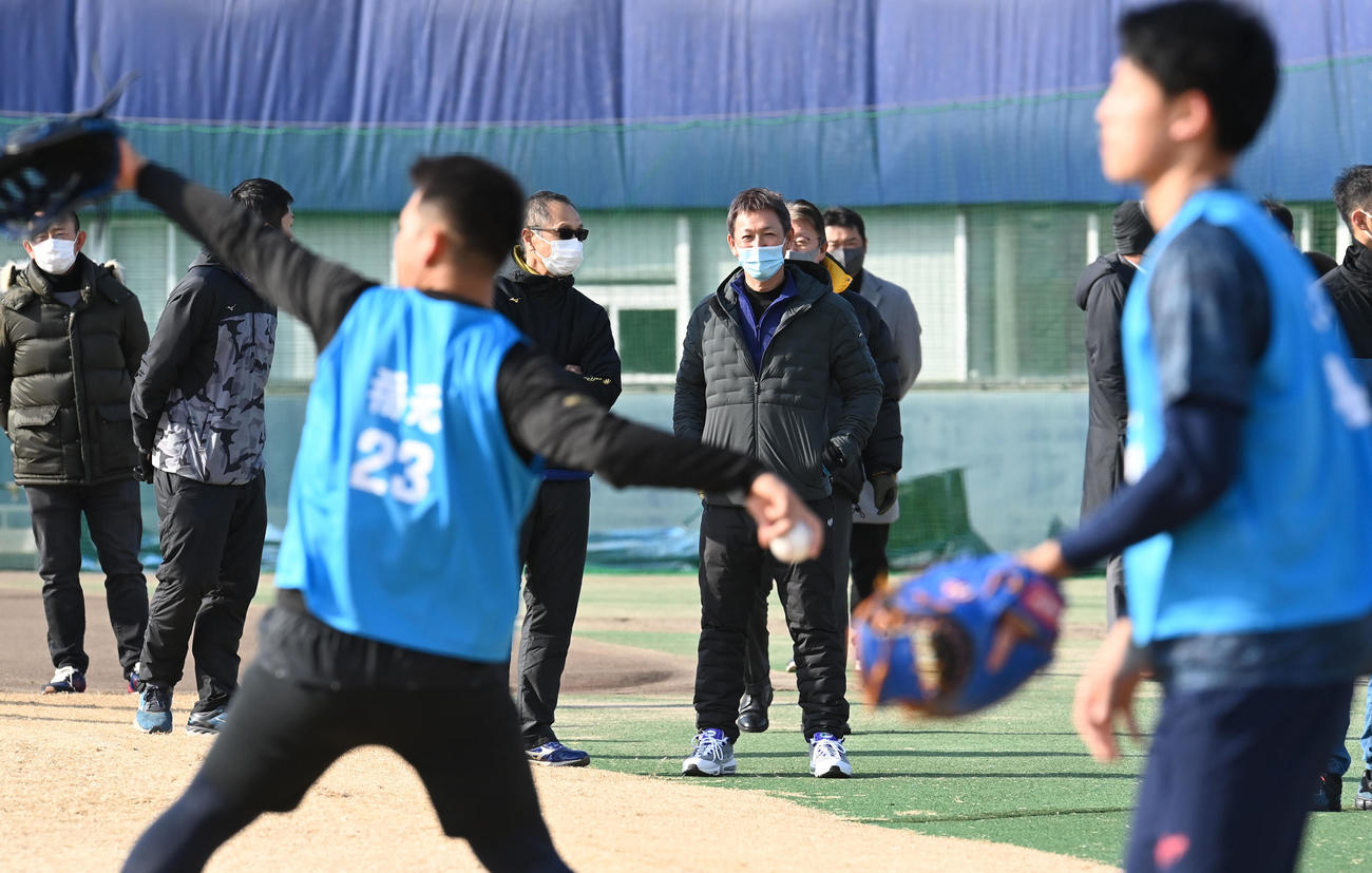 中日新人合同トレ初日を視察した立浪監督（中央）（撮影・森本幸一）