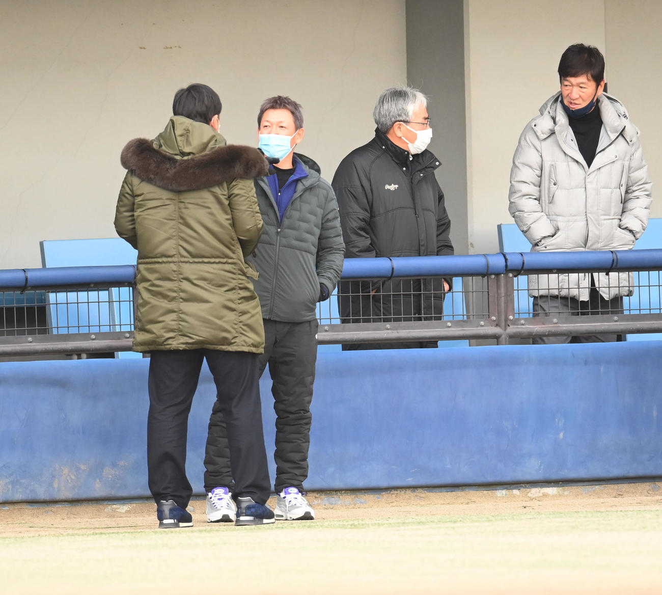 中日新人合同自主トレ初日、視察に訪れた立浪監督（左から2人目）と片岡2軍監督（右）（撮影・森本幸一）