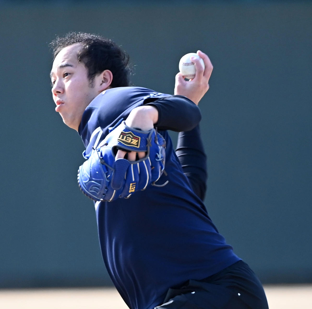 自主トレを公開した青柳は力強いキャッチボールを見せる（撮影・前岡正明）