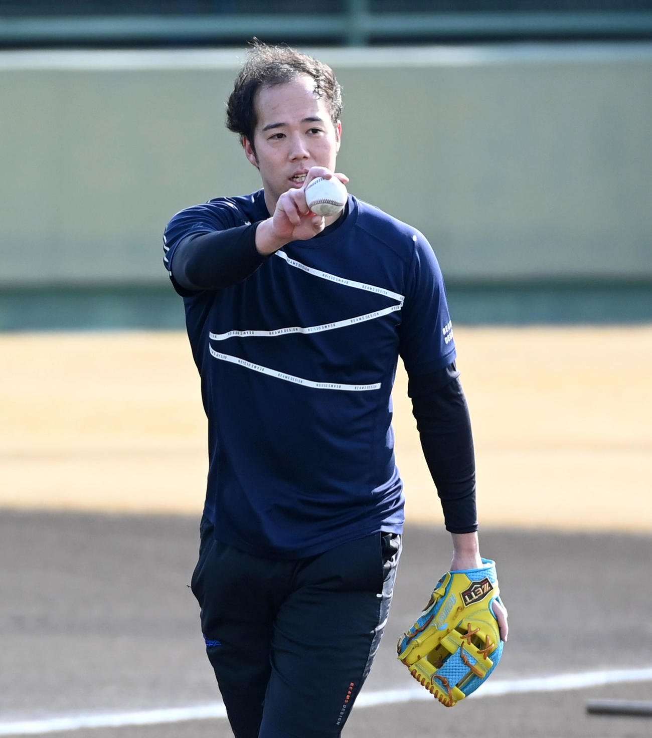 ノックで送球の狙いを定める青柳（撮影・前岡正明）