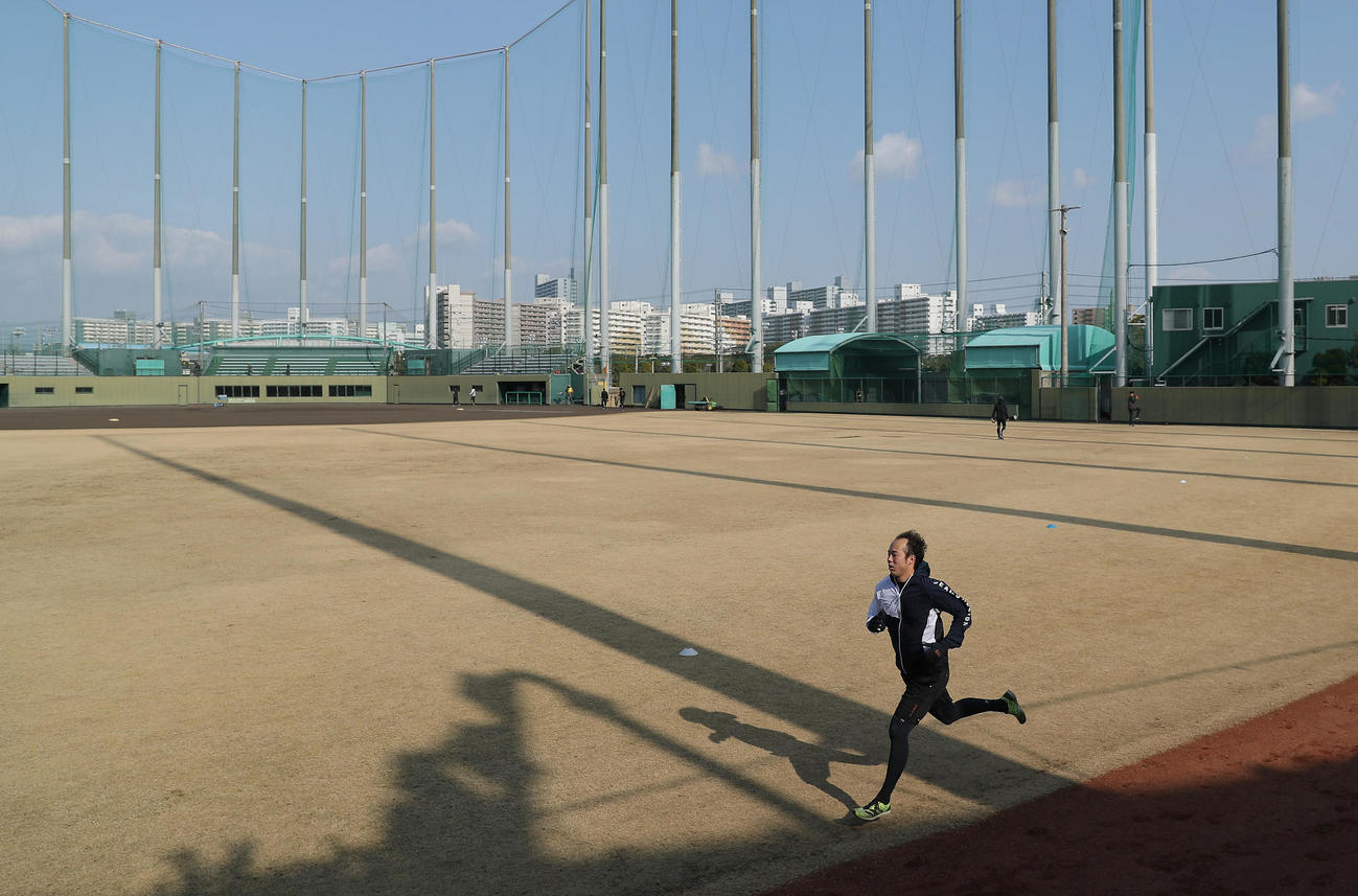 自主トレを公開する阪神青柳（撮影・前田充）
