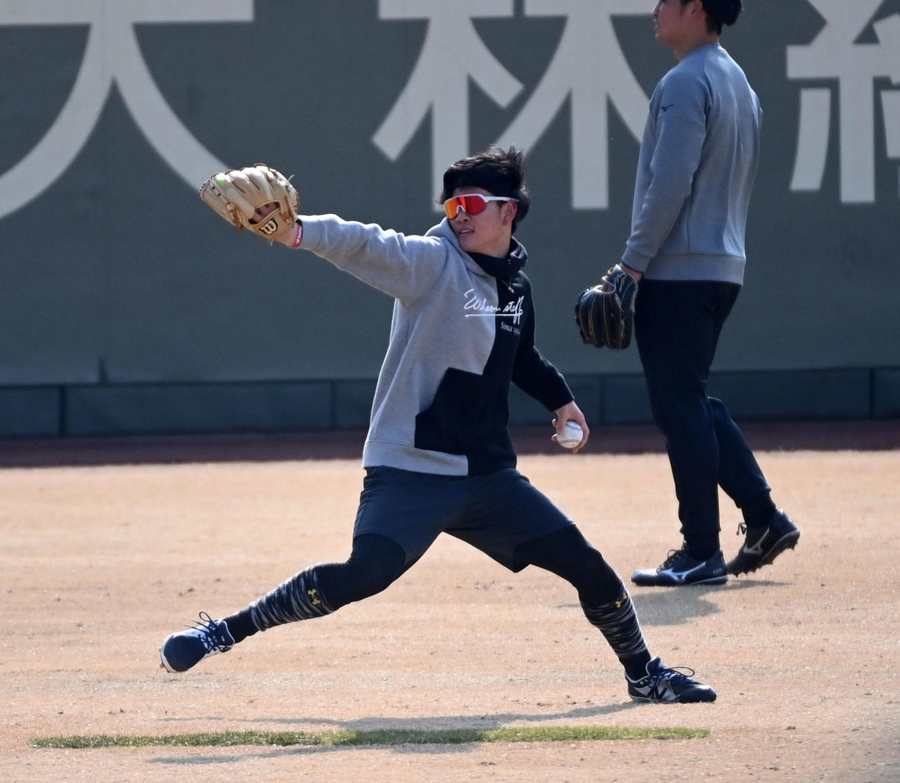 キャッチボールを行う阪神及川（撮影・前岡正明）