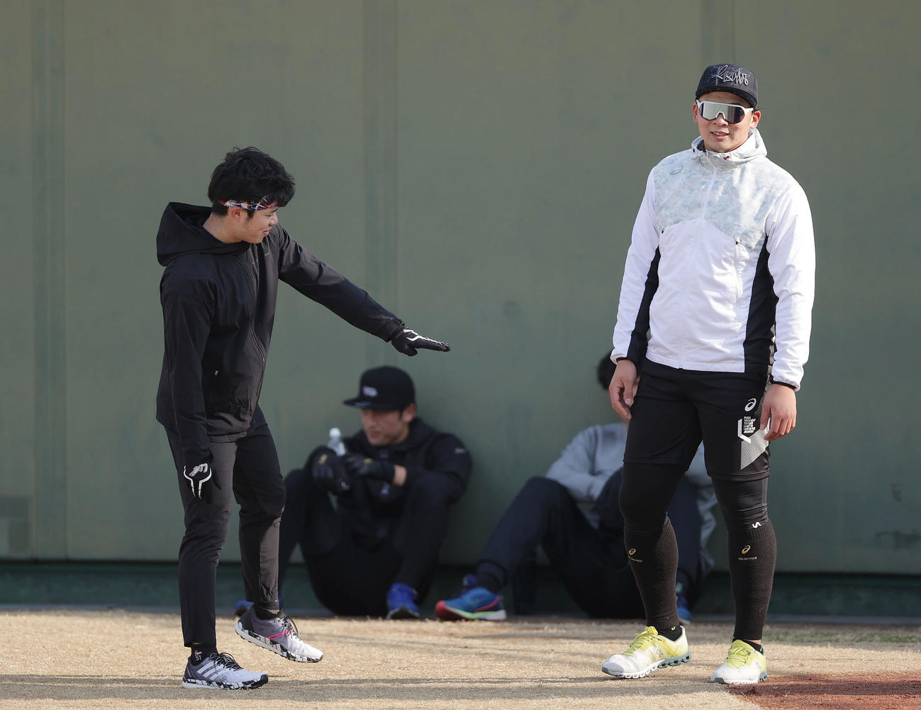 中野（左）と談笑する井上（撮影・前田充）