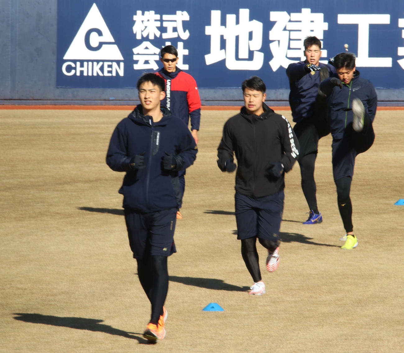 新人合同自主トレで体を動かす日本ハム達（撮影・小林憲治）