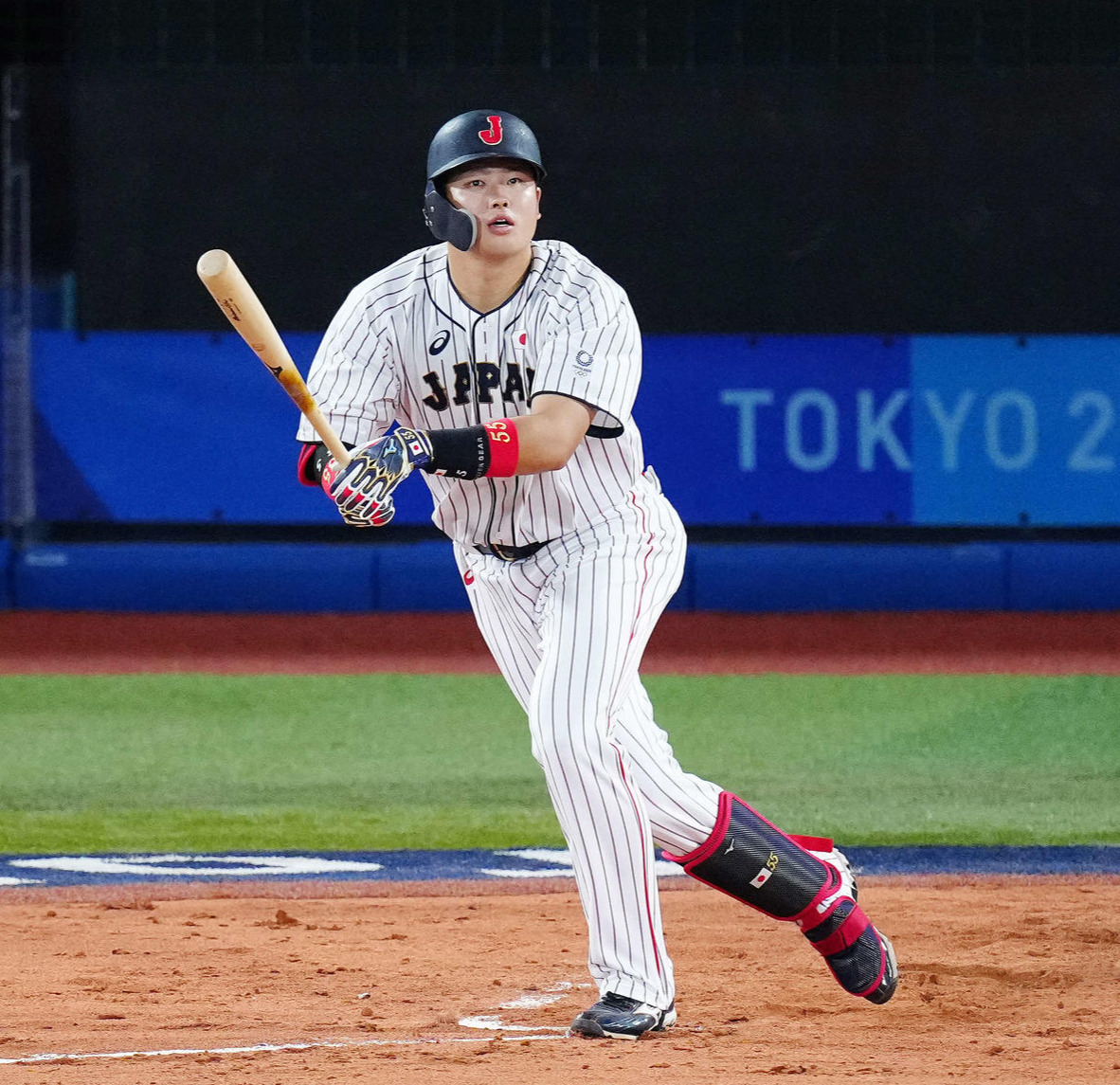 東京五輪野球決勝　日本対米国　中越えに先制ソロ本塁打を放つ村上宗隆（2021年8月7日撮影）