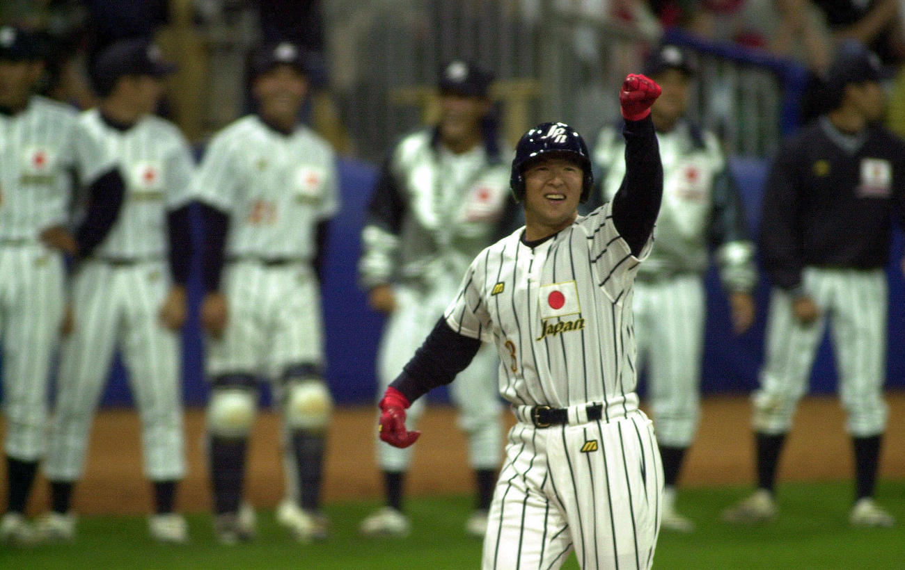 シドニー五輪　日本対オランダ　松中信彦は右越えに本塁打を放ちナインの前でガッツポーズを見せる