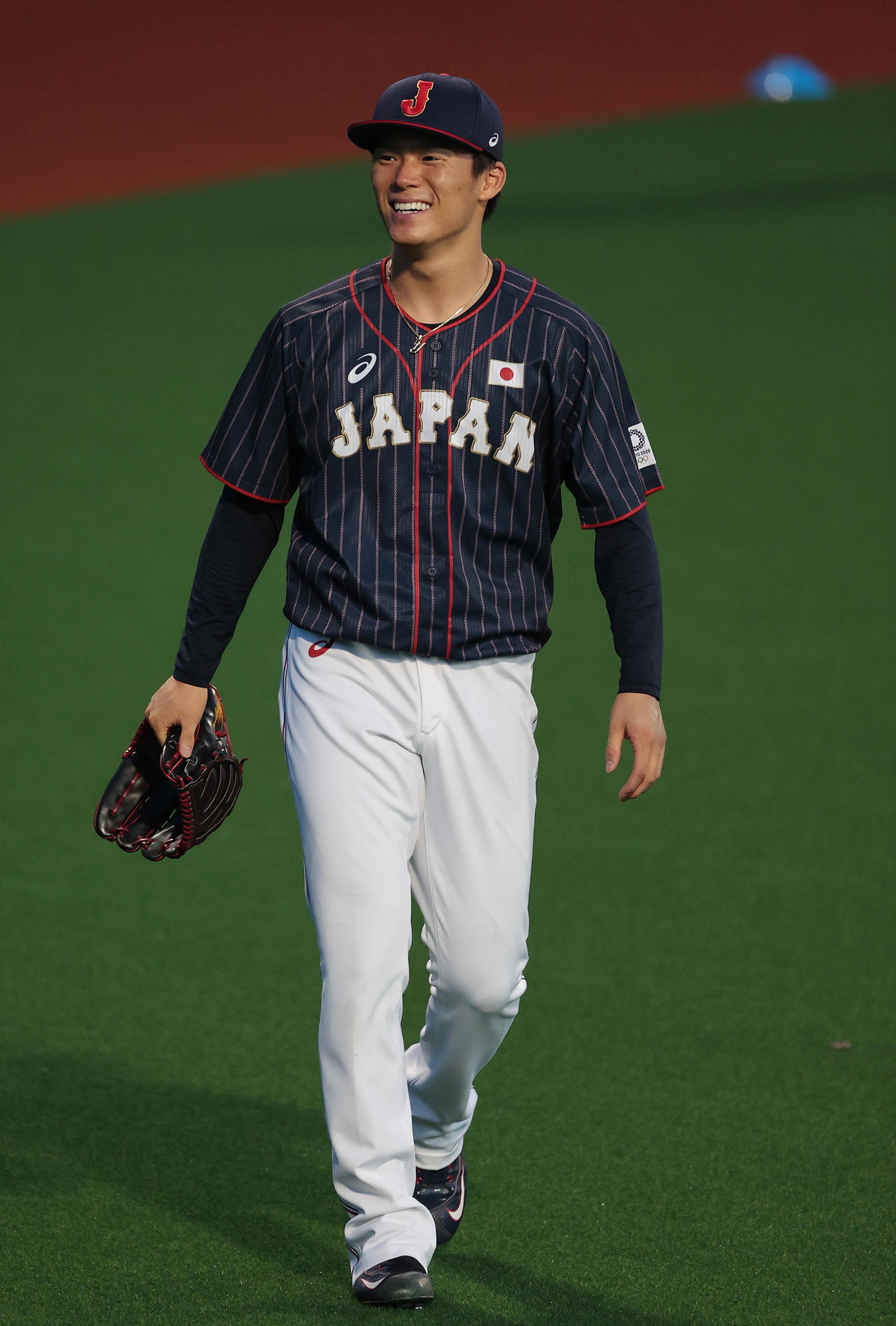 東京五輪　侍ジャパン練習　キャッチボールを終え笑顔を見せる山本由伸（2021年8月3日撮影）