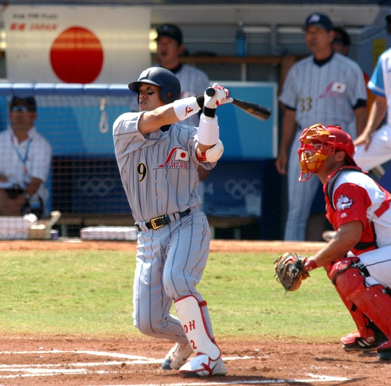 アテネ五輪準決勝　日本対カナダ　1回表日本2死一塁、左中間へ先制2ランを放つ城島健司　（2004年8月25日撮影）