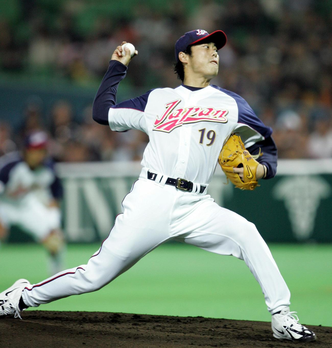 WBC日本代表対12球団選抜　1回表日本代表、フォークボールを投げる上原浩治　（06年2月24日撮影）