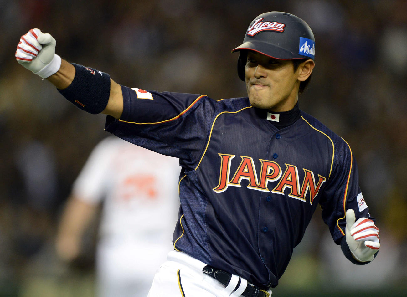 第3回WBC　オランダ対日本　3回表日本1死、本塁打を放った稲葉篤紀はベンチに向かってガッツポーズ（2013年3月10日撮影）