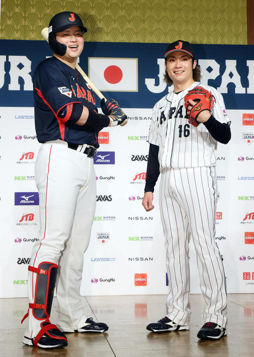 侍ジャパンの新ユニホーム発表で笑顔でポーズをとる村上宗隆（左）と伊藤大海（撮影・浅見桂子）