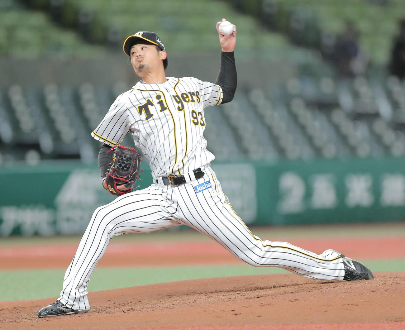 昨年12月8日の合同トライアウトで力投する阪神石井将希（撮影・河田真司）