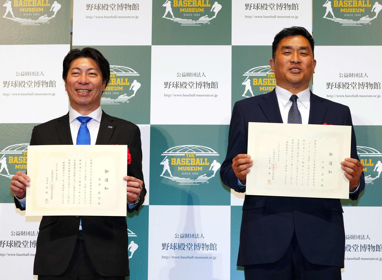 2022年野球殿堂入りが発表され、写真に納まる山本氏（右）とヤクルト高津監督（撮影・江口和貴）