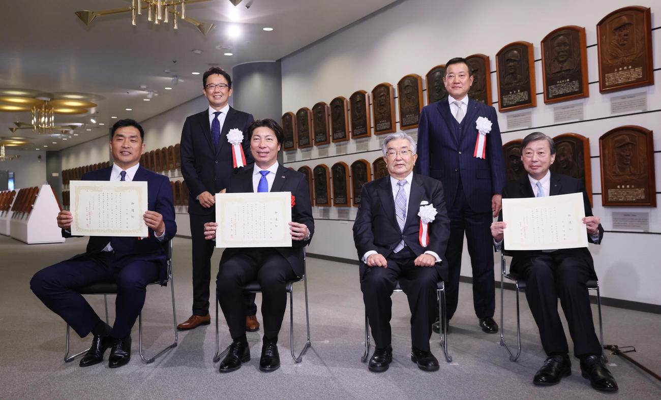 野球殿堂入り通知式に出席した、前列左から山本氏、ヤクルト高津監督、野球殿堂博物館の斉藤理事長、東海大の山田学長、後列左から古田氏、巨人原監督（代表撮影）