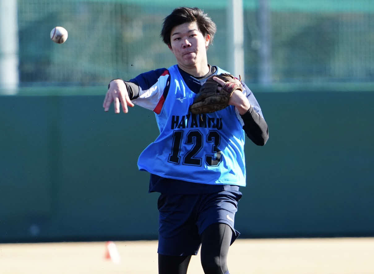 新人合同自主トレでノックを受けるロッテ育成2位速水