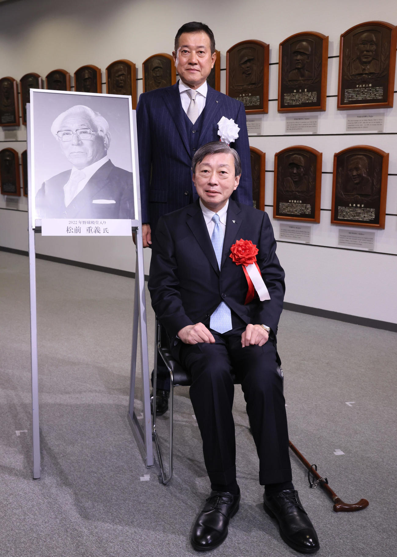 故松前さんの写真の横で記念撮影する東海大の山田学長（手前）と巨人原監督（代表撮影）