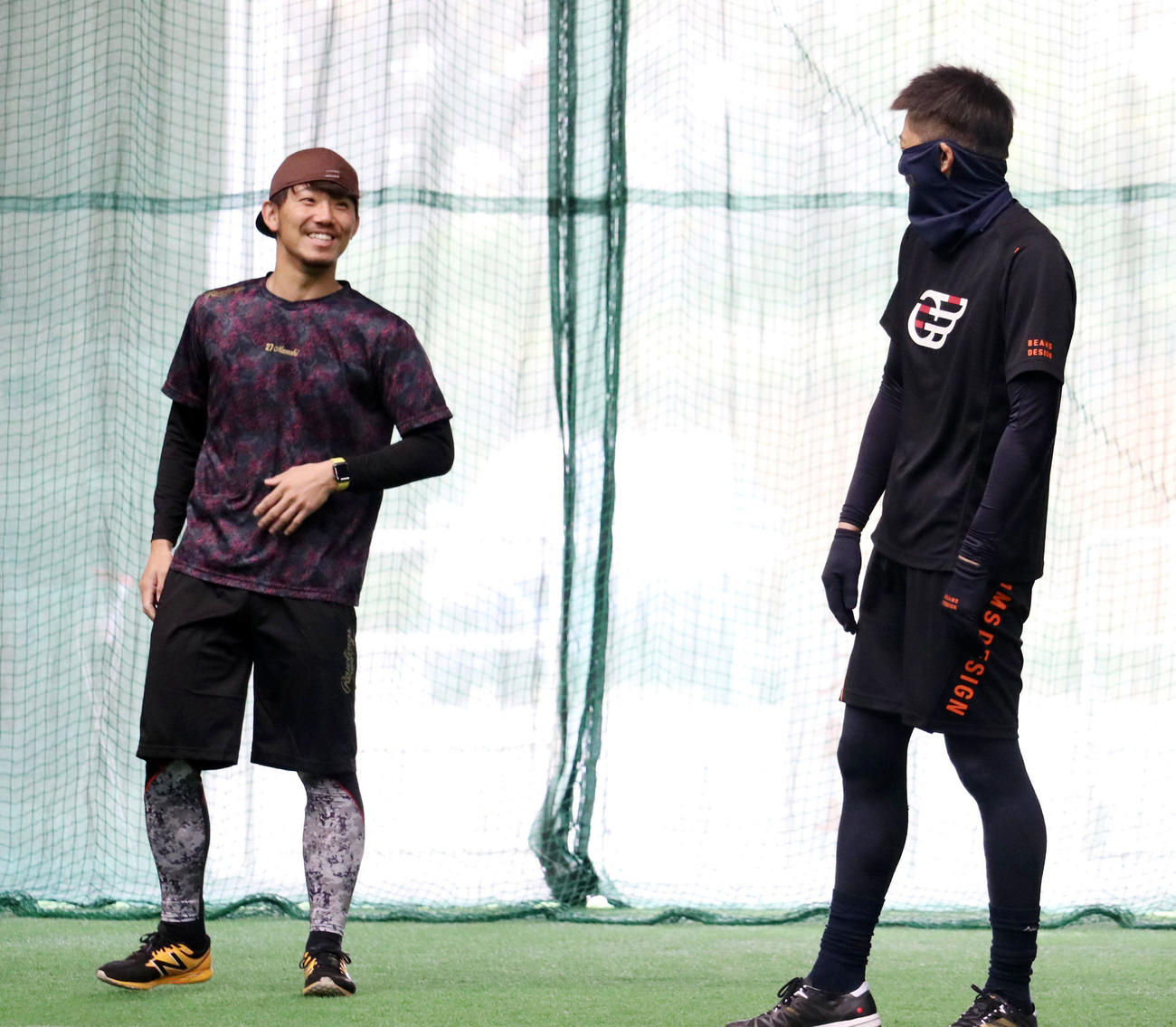 オリックス能見（右）らと自主トレを行う伊藤将（阪神タイガース提供）