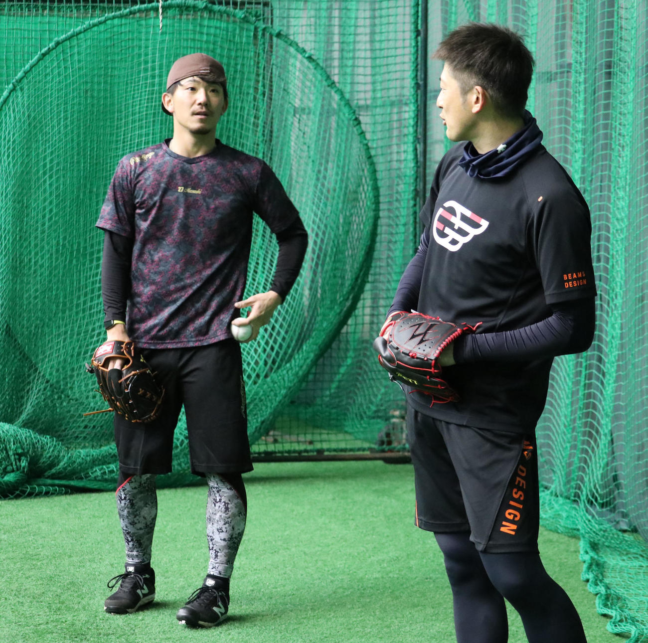 オリックス能見（右）らと自主トレを行う伊藤将（阪神タイガース提供）