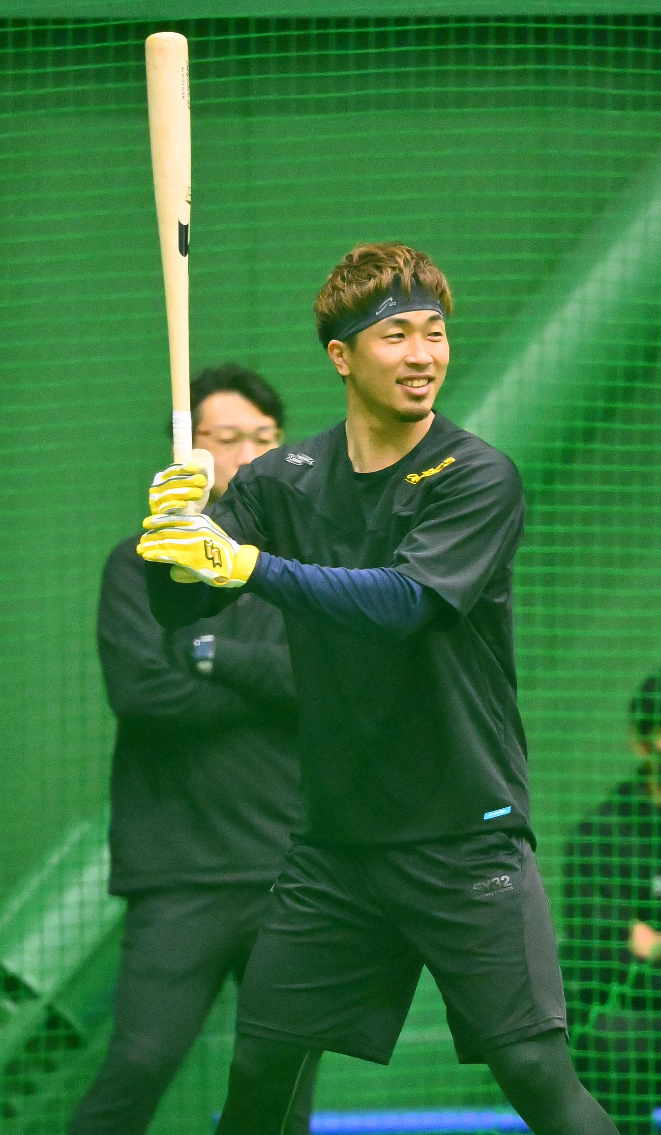 自主トレを公開し、笑顔で調整するオリックス安達（撮影・和賀正仁）