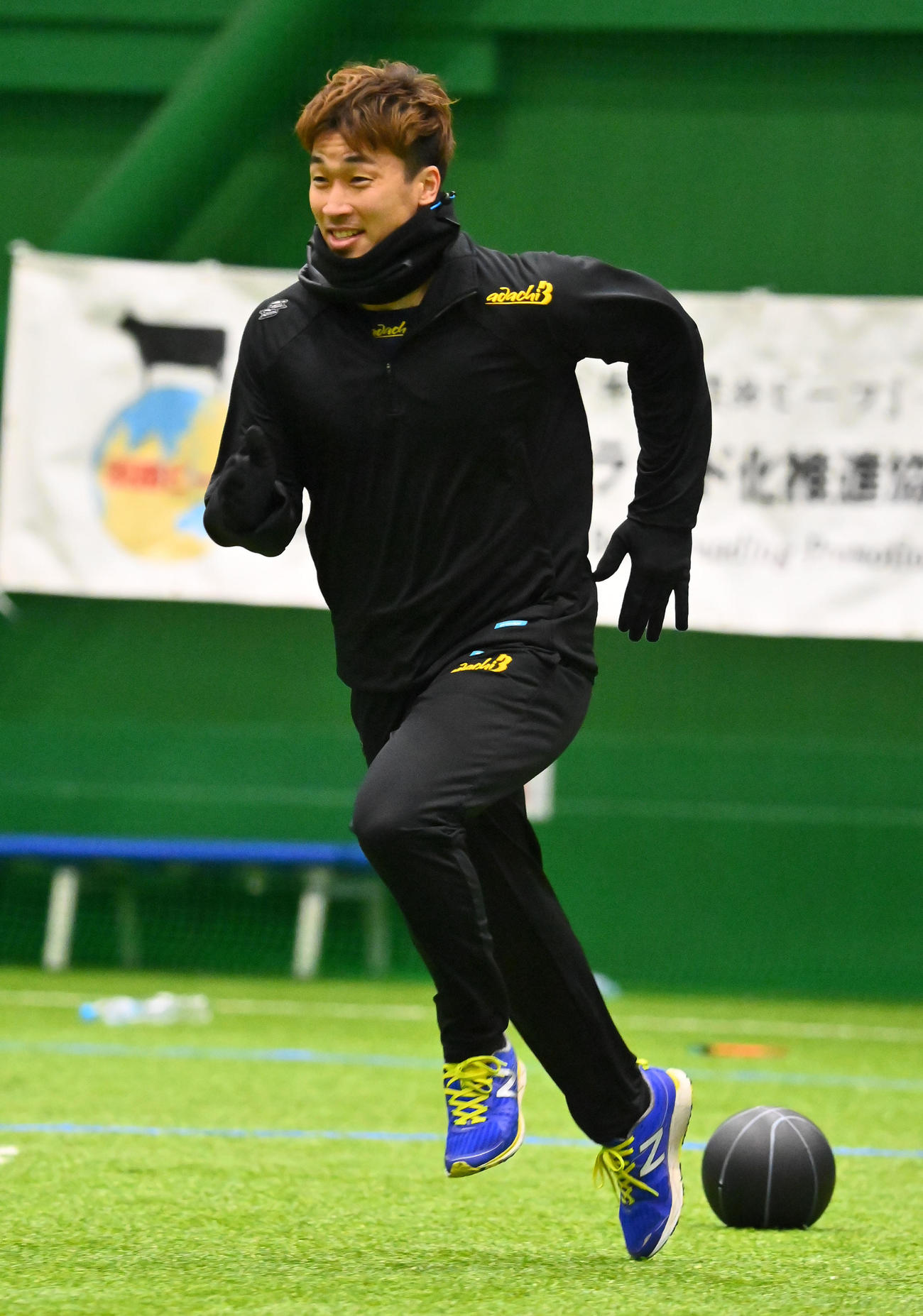 自主トレを公開し、走り込むオリックス安達（撮影・和賀正仁）