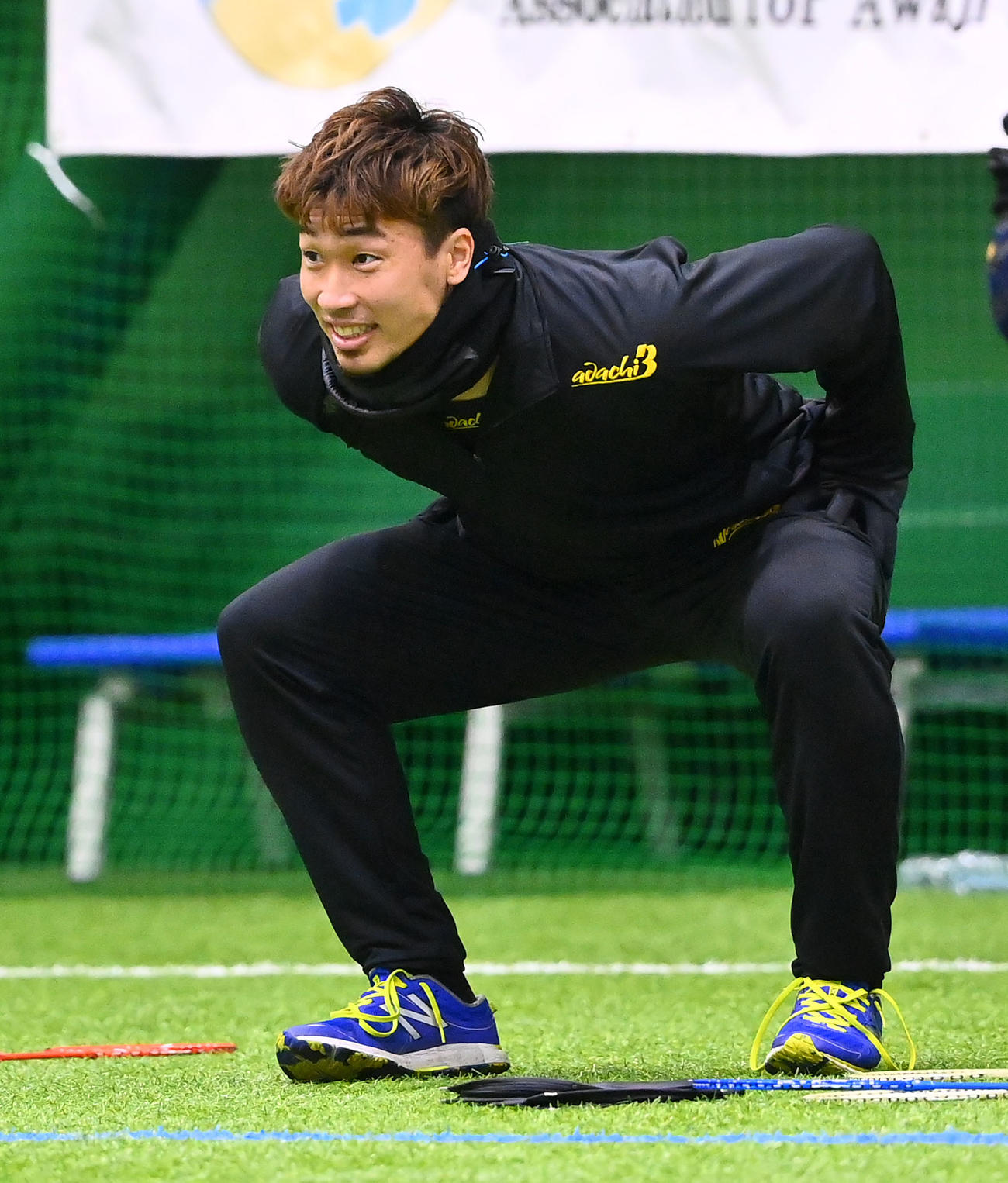 自主トレを公開し、笑顔で調整するオリックス安達（撮影・和賀正仁）