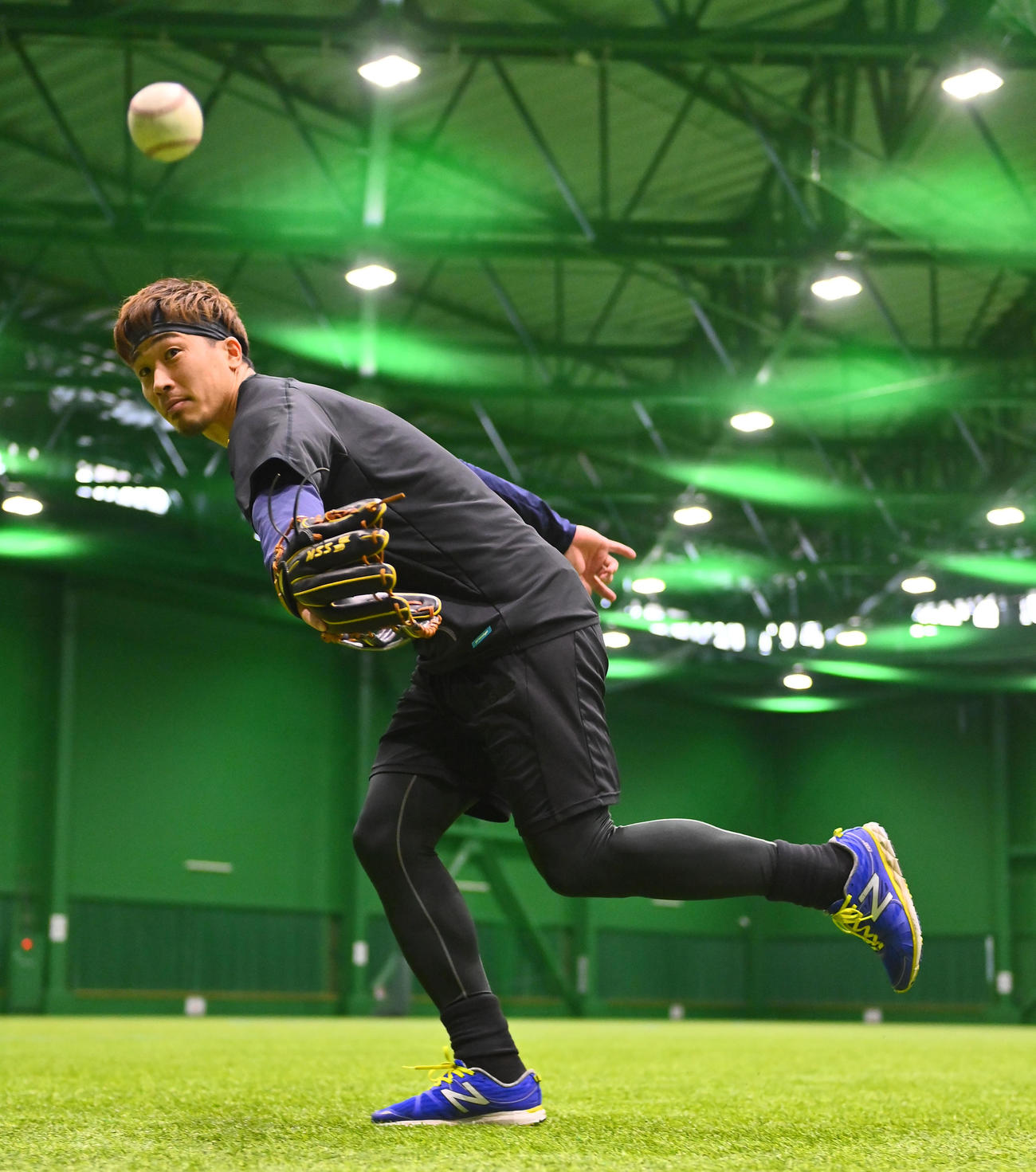 自主トレを公開し、室内で守備練習をするオリックス安達（撮影・和賀正仁）
