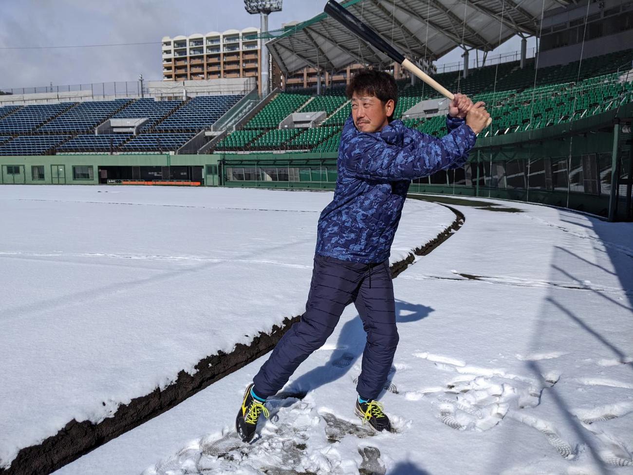 雪が積もったグラウンドで素振りするDeNA藤田（球団提供）