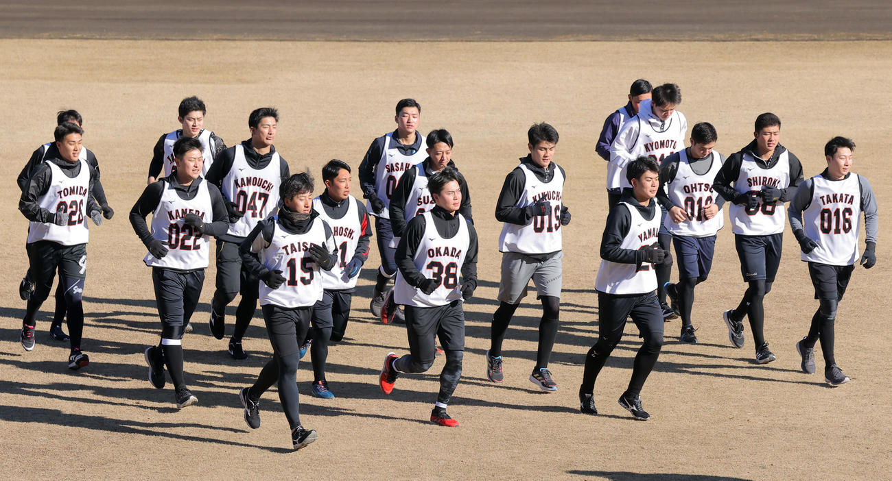 巨人の新人が合同自主トレを開始。ランニングで身体を温める