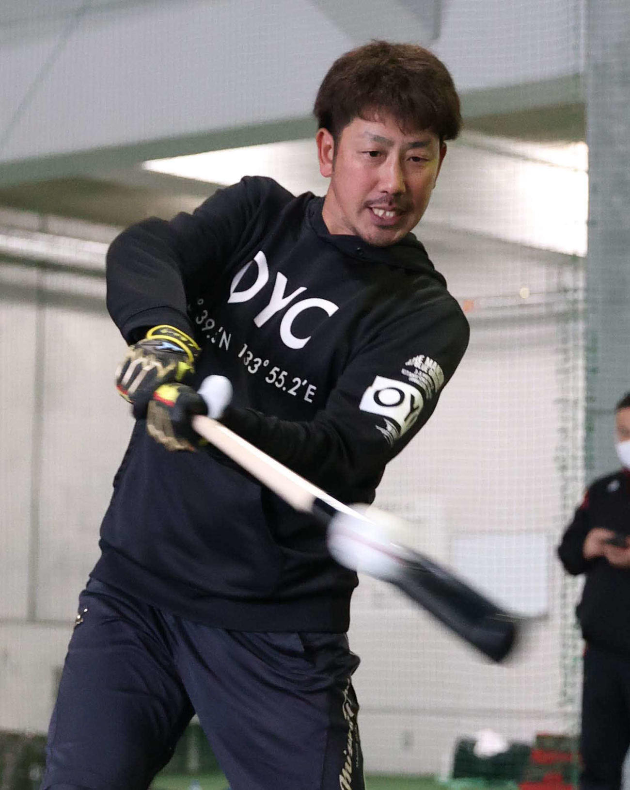 打撃練習をして汗を流すDeNA藤田（撮影・上田博志）