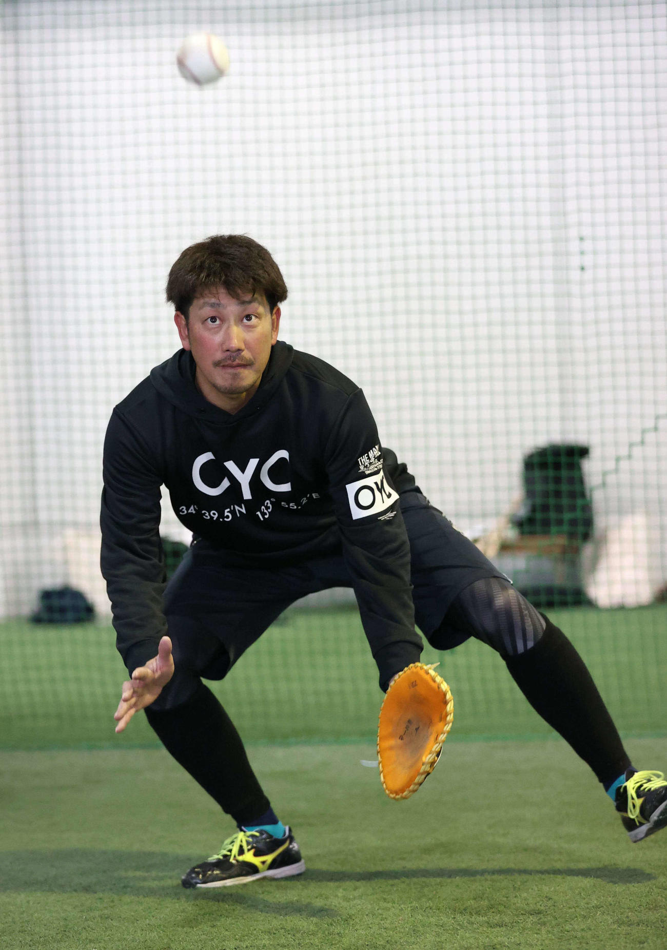 薄いグラブで捕球の基礎練習をするDeNA藤田（撮影・上田博志）