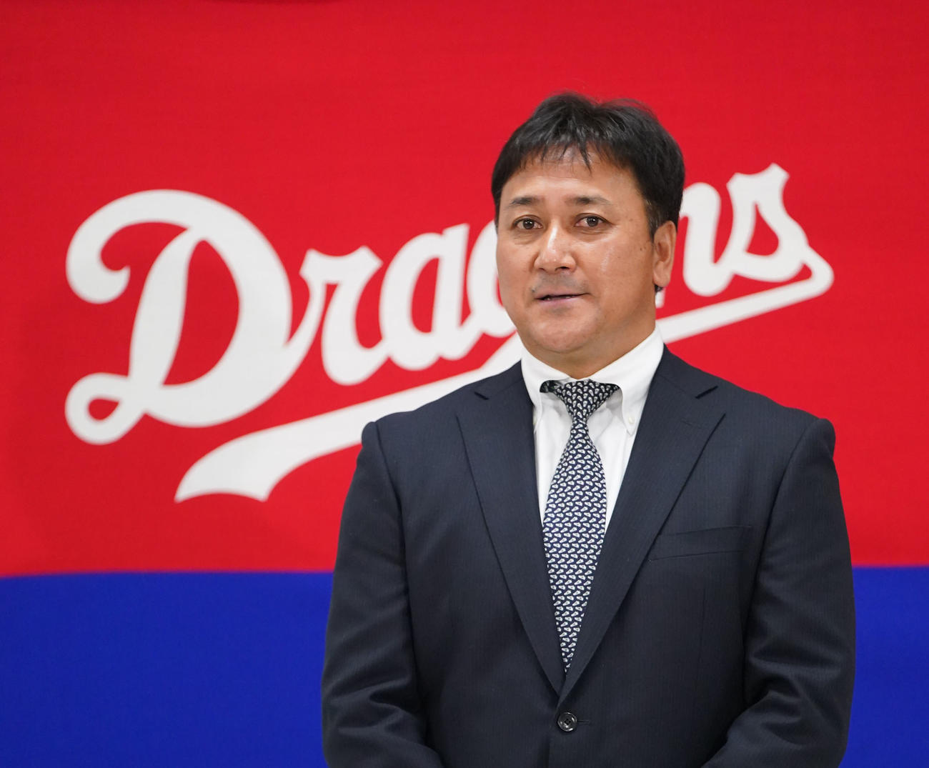 契約後、会見を行った落合ヘッド兼投手コーチ（撮影・森本幸一）
