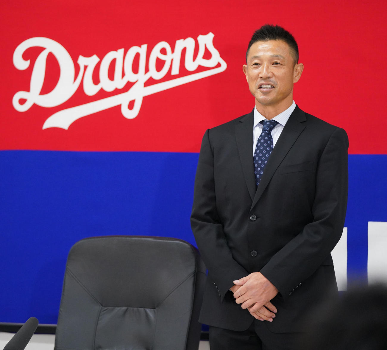 契約後、会見を行った大塚投手コーチ（撮影・森本幸一）
