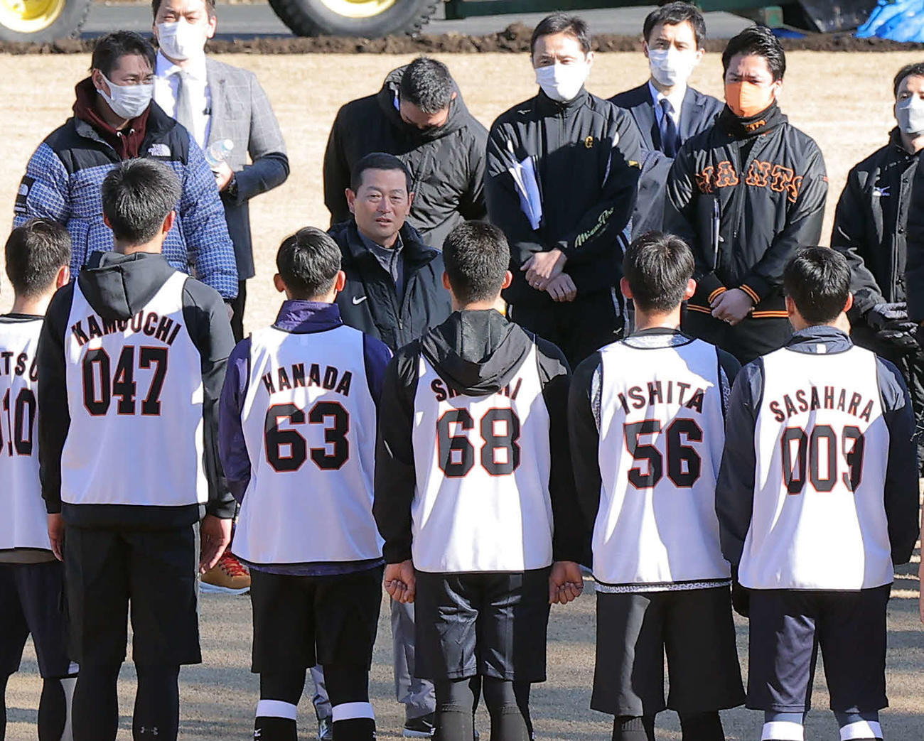 新人合同自主トレ初日、グラウンドに訪れあいさつする巨人桑田投手チーフコーチ