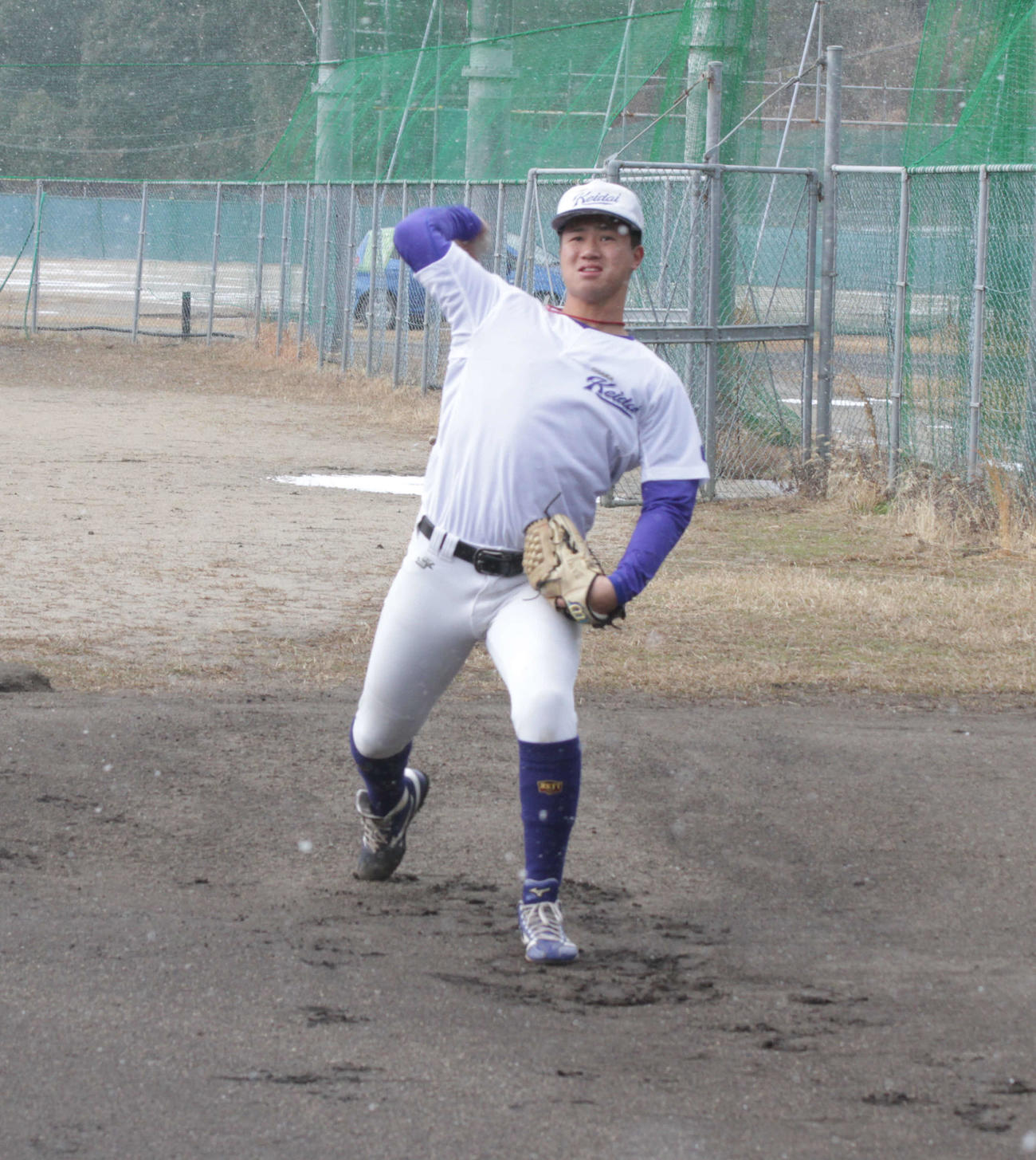 今秋ドラフト候補の大経大・才木海翔投手は力強いキャッチボールを行う