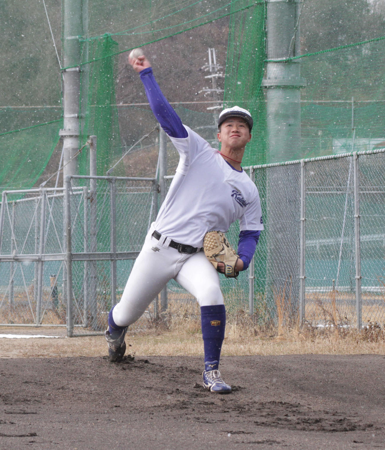 今秋ドラフト候補の大経大・才木海翔投手は力強いキャッチボールを行う