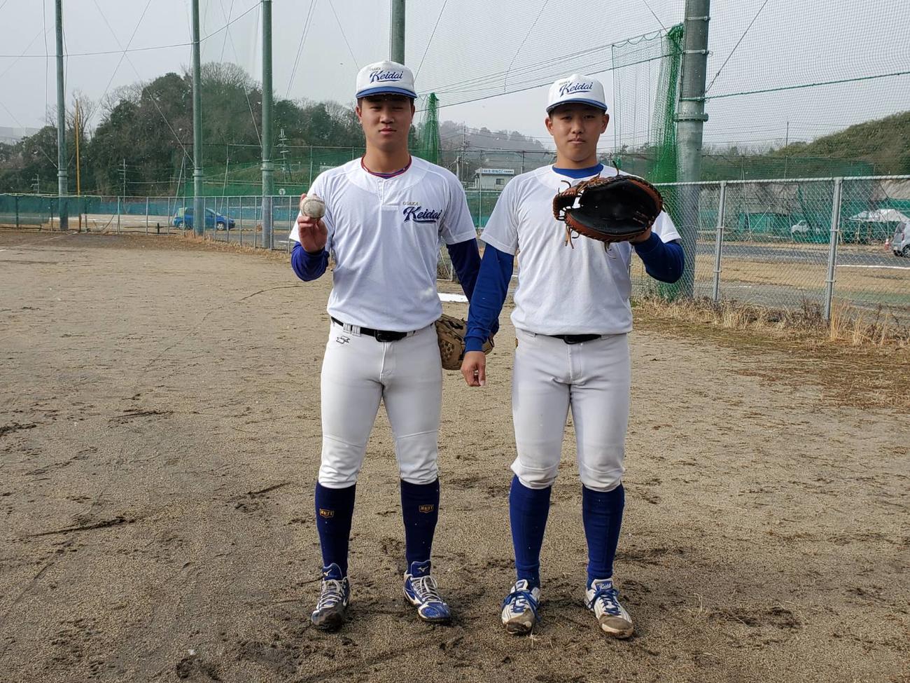 今秋ドラフト候補バッテリーの大経大・才木海翔投手（左）と山本健太朗捕手は今年のリーグ優勝を目指す