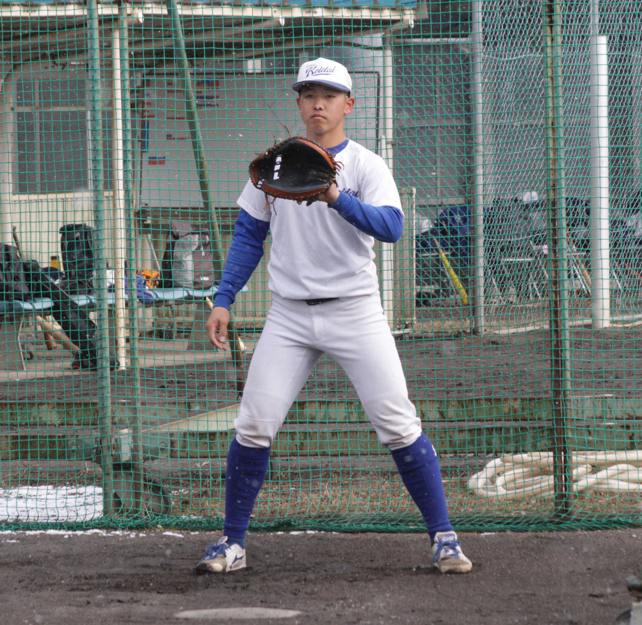 今秋ドラフト候補の大経大・山本健太朗捕手はキャッチボールで才木海翔投手の球を捕る