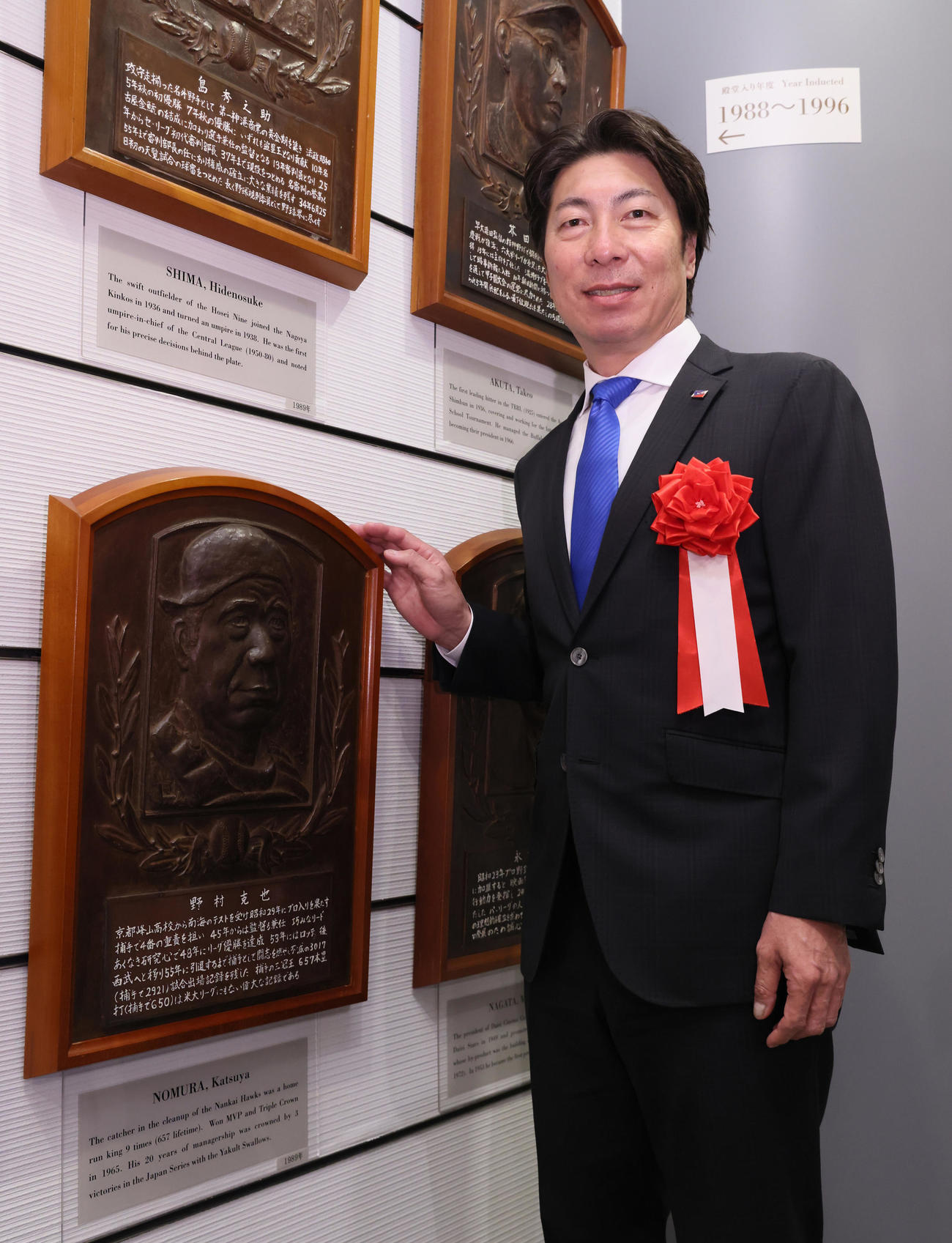 故野村さんのレリーフと記念撮影するヤクルト高津監督（代表撮影）