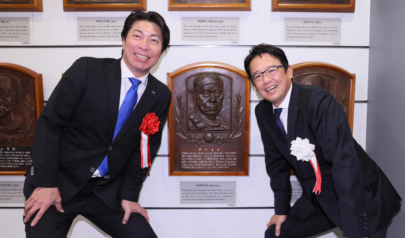 故野村さんのレリーフと記念撮影するヤクルト高津監督（左）と古田氏（代表撮影）
